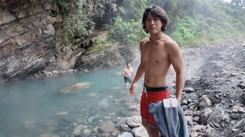 宜蘭「芃芃野溪溫泉」回來了！　網紅開箱讚：超大超深「可邊泡邊游泳」