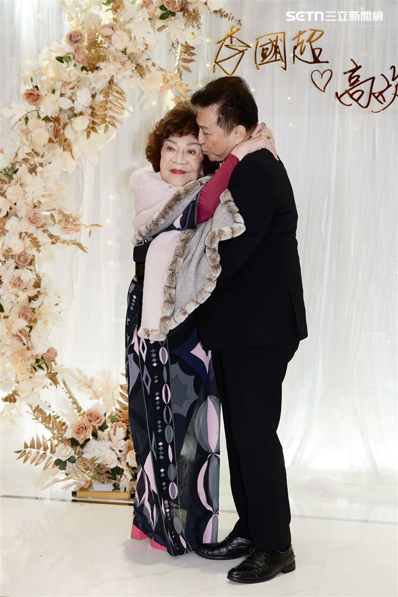 阿姑被親笑開懷!出席李國超婚禮「加碼2萬大紅包」 嗨喊:早生貴子