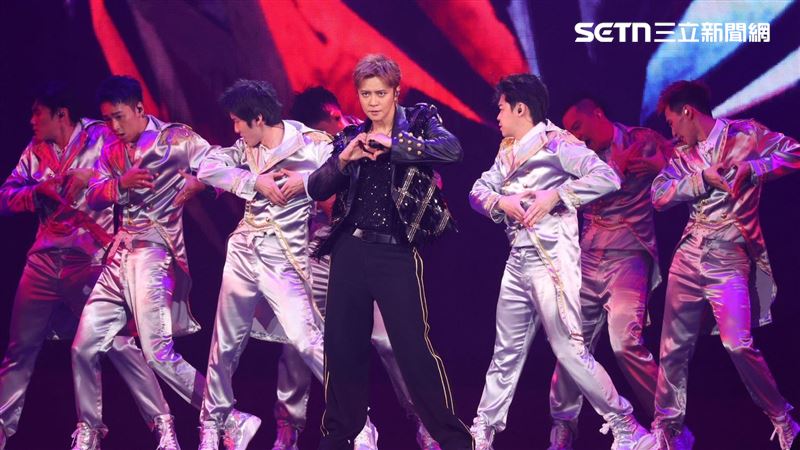 羅志祥演唱會特別嘉賓震撼全場!超大牌天后登場 台上直接親密摟抱