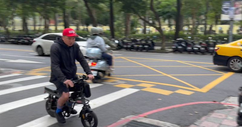 金曲歌手「騎腳踏車去上班」被直擊 陳布朗黑臉路人驚呼萬聖節