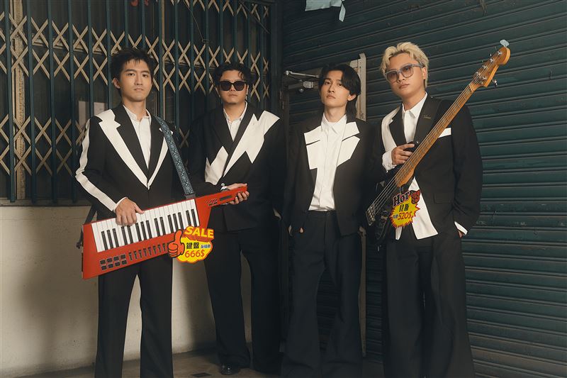 冰球樂團夜衝撞鬼！路中央驚見「神秘拾荒老人」濃霧中被喊名字嚇壞