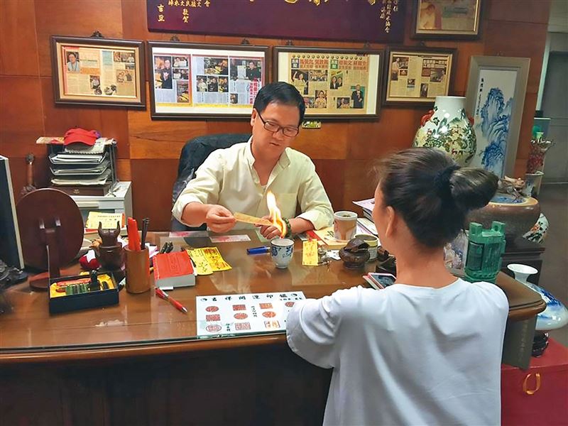 富商遭施法奪愛1/贈女大生天母房產被見光 江伯樂銜命施法抱得美人歸