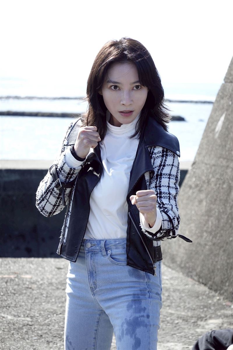 「真人版娜美」搏命演出!寒流拍落海戲 倒臥海岸生死未卜