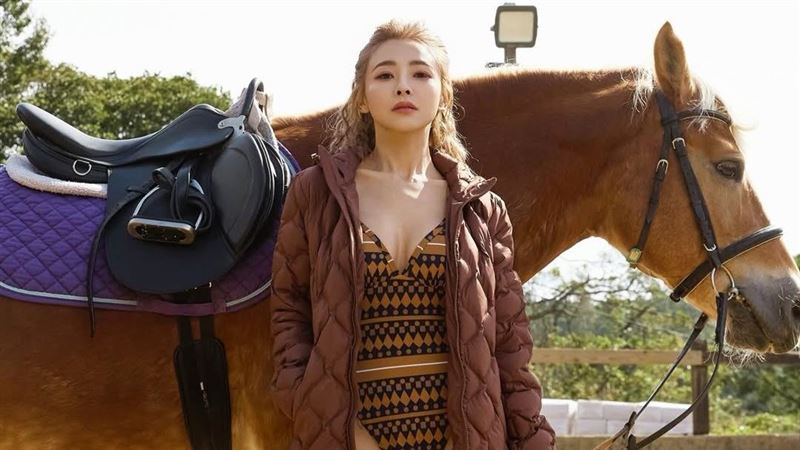 吳婉君穿泳裝騎馬！美胸配長美腿辣翻　喊話要成為目光焦點
