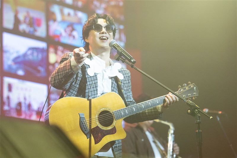 蕭煌奇2團員惡疾纏身！演唱會狂拋地獄哏　李炳輝獨自搭車現身力挺