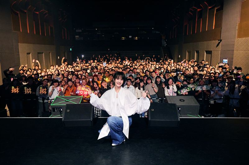 楊丞琳暖心出手了！罹癌歌迷「不確定能撐多久」…全場激動淚崩