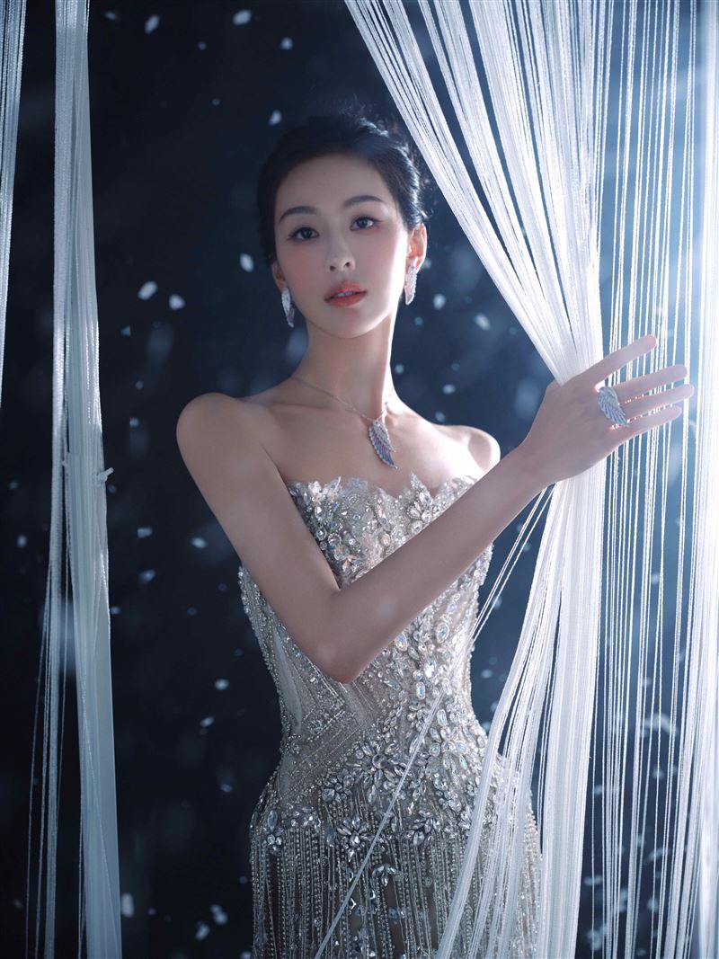 陳都靈公開現身2人平行攙扶「步伐異常慢」牙齒細節成焦點　真實狀態曝