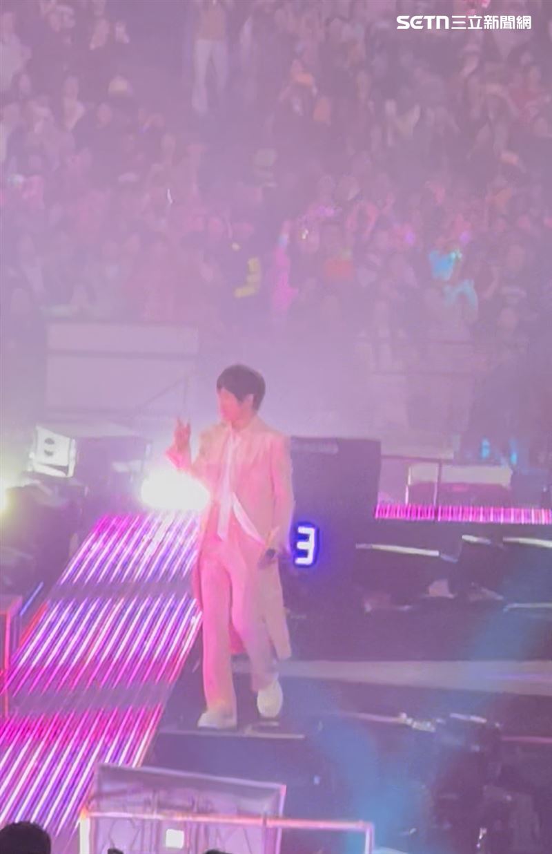 五月天阿信跌落舞台濺血！F3演唱會爆驚險插曲　相信音樂親曝傷勢