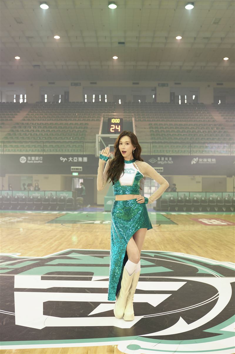 51歲林志玲拚了！與職籃啦啦隊妹子熱舞　活力完全沒輸全場暴動