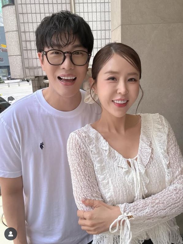 不甩未婚夫「劈腿、霸凌」爭議！女星曬親筆信　宣布與小7歲歌手5月完婚