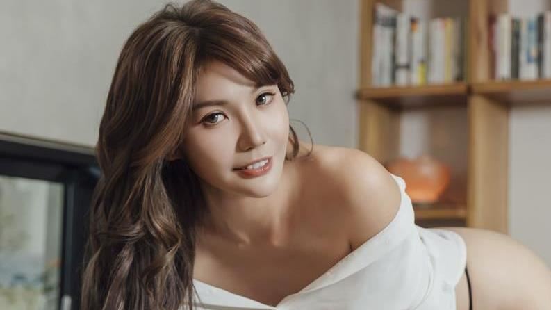 台灣長腿辣模轉戰AV女優！全身瘀青當戰績　獲封制服界頂流大魔女