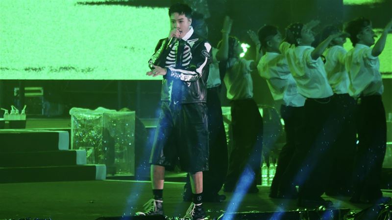 台北跨年／周湯豪壓軸卻「表演突噤聲」　出面回應了！20萬觀眾全看到