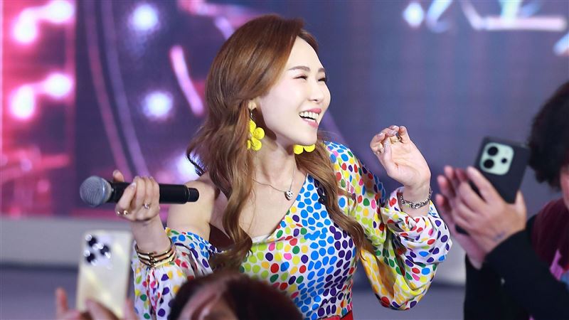 吳申梅老公驚喜現身台下！罕見露出正面臉　低調力挺給愛妻支持