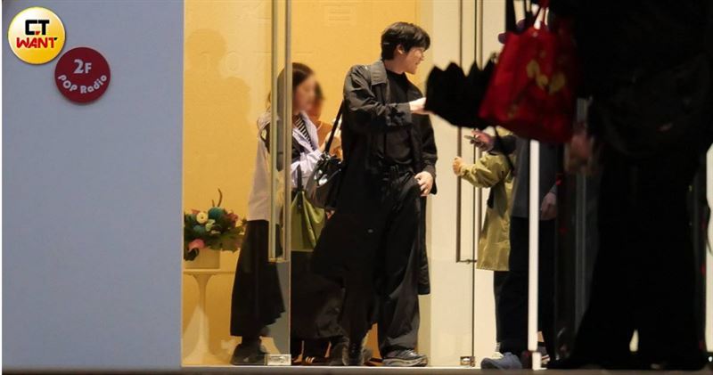 戀人未滿1／宇宙人小玉約會曖昧對象　保持「紳士距離」冒粉紅泡泡