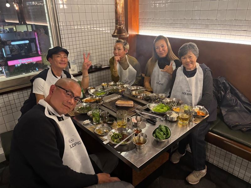 江宏恩曬全家福!名廚弟江振誠「泰籍妻罕合體」 網讚:同個模子刻出來