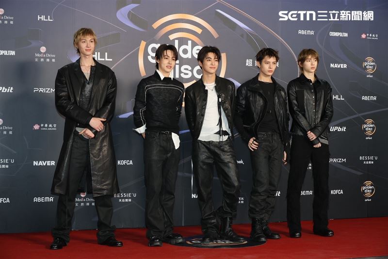 金唱片紅毯／CORTIS來了！趙雨凡「全黑皮衣」帥翻　首登場鎂光燈狂閃