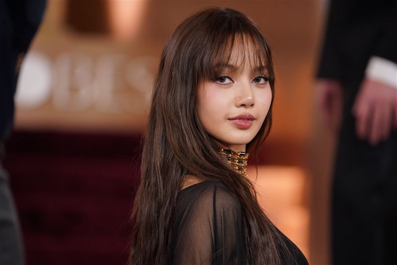 Lisa登金球獎成首位K-pop頒獎人「透視裝黑紗」鎂光燈暴動全場焦點！