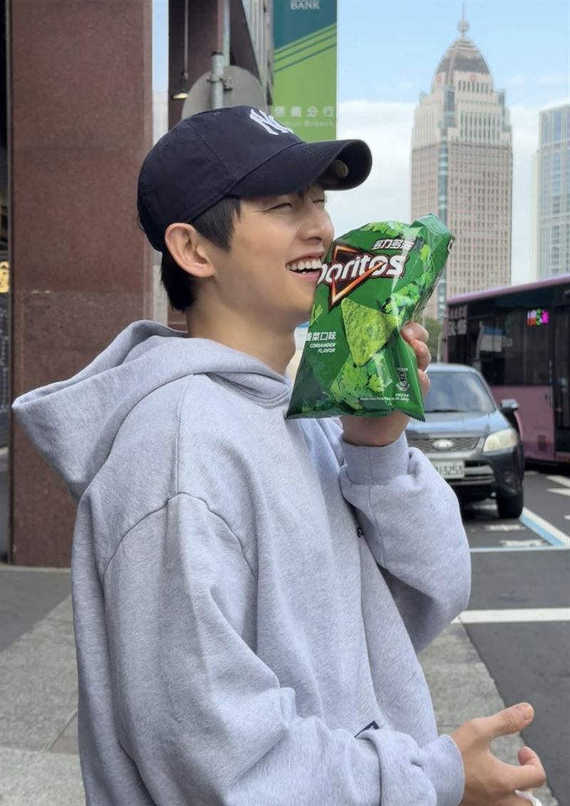 宋仲基拿1物「燦笑逛台北」！蔡英文驚喜現身　網嗨翻：國際共識