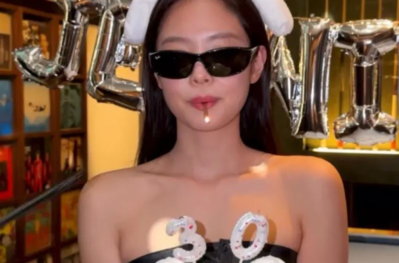 昔室內哈菸挨轟！Jennie慶生「把蠟燭當香菸叼」遭網酸爆：老菸槍