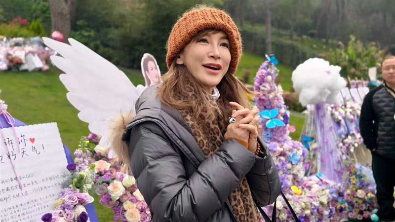 李玟二姐Nancy現身墓園！緬懷愛妹51歲冥誕　被粉絲問這件事回努力爭取