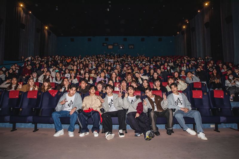 張立昂不當霸總了！變身「最稱職媽媽桑」　炸出超猛身材大吃冰淇淋