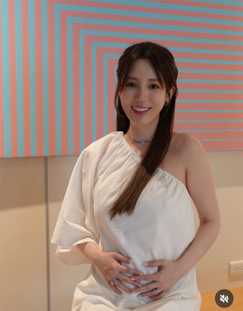 遭網友留言「一屍兩命」　愛雅不忍了！挺8月孕肚深夜衝警局報案