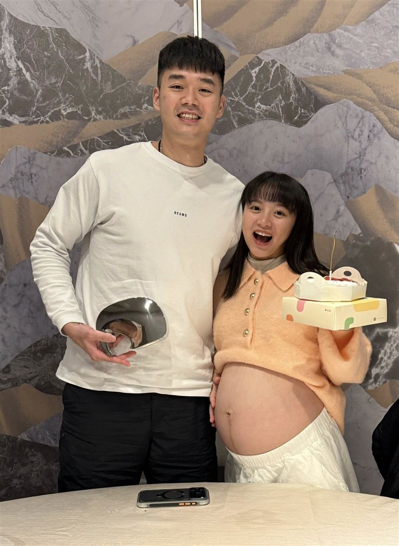 王齊麟31歲生日　陳詩媛掀衣洩母愛！「7個月巨肚」現形