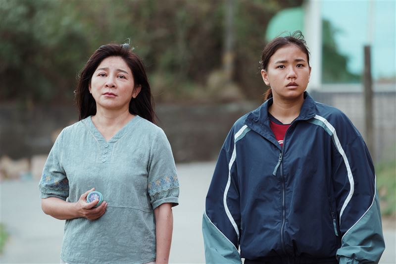 豁出去！24歲女星「街頭搭訕騎士」路人全嚇到　背後原因曝光