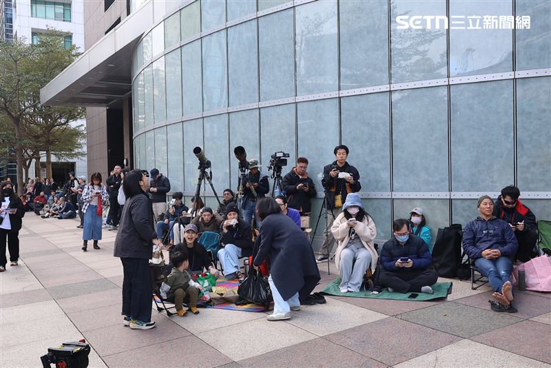 直擊/霍諾德攀101倒數!信義天氣超好 民眾群聚「清晨打地舖卡位」