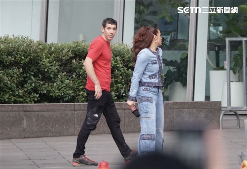 直擊／霍諾德現身了！天氣放晴迎戰101　大批民眾屏息等開爬