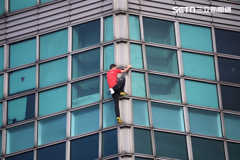 直擊／霍諾德起攀101！「突向窗內民眾揮手」全場尖叫　底部0防護腿超軟