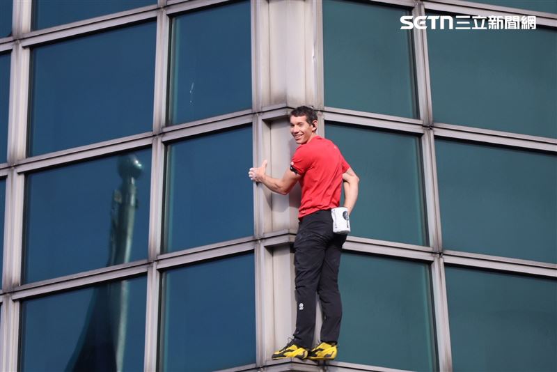 霍諾德攀台北101！爬一半突「定格」掛牆上　主持人曝真相笑了