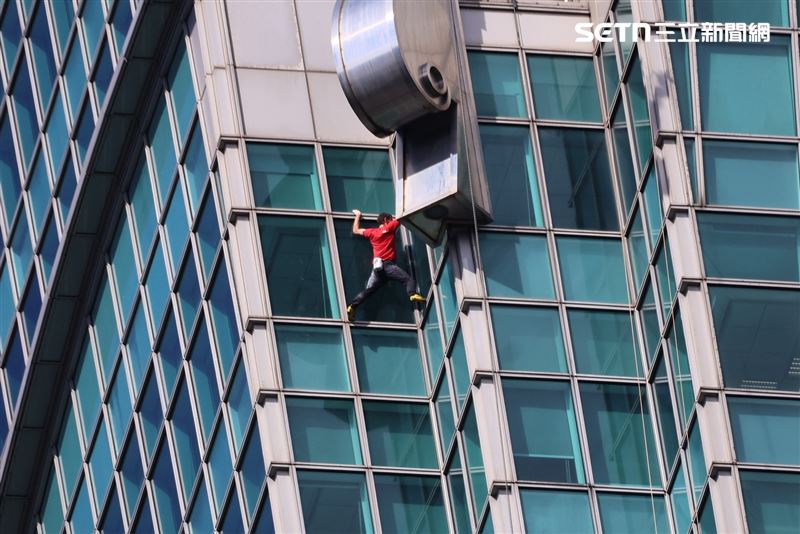 直擊／霍諾德攀101全程直播！「攝影師高空吊掛」超驚險　網讚：太敬業