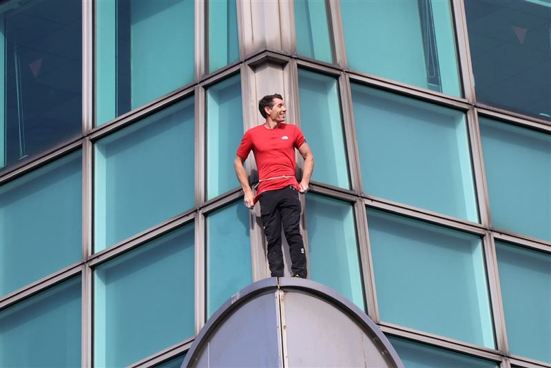 霍諾德開爬台北101！內部民眾搶拍狂揮手　網不忍喊話：別讓他分心