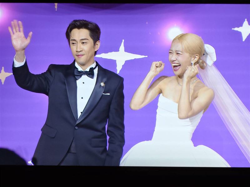 許光漢傻眼！合照于美人重度美肌「被修成小炳」　網：我幻滅了