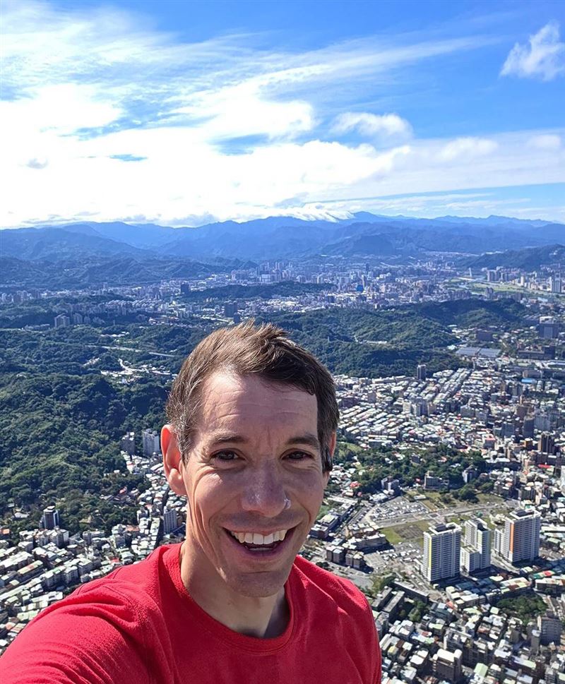 霍諾德站台北101自拍...燦笑撞臉「得意的一天」 對比畫面出爐網笑瘋