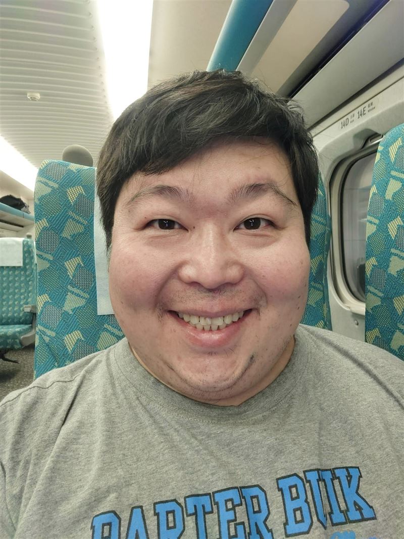 山豬離世近2年!逸祥、香蕉「過年代他盡孝」互動惹哭網:真男人