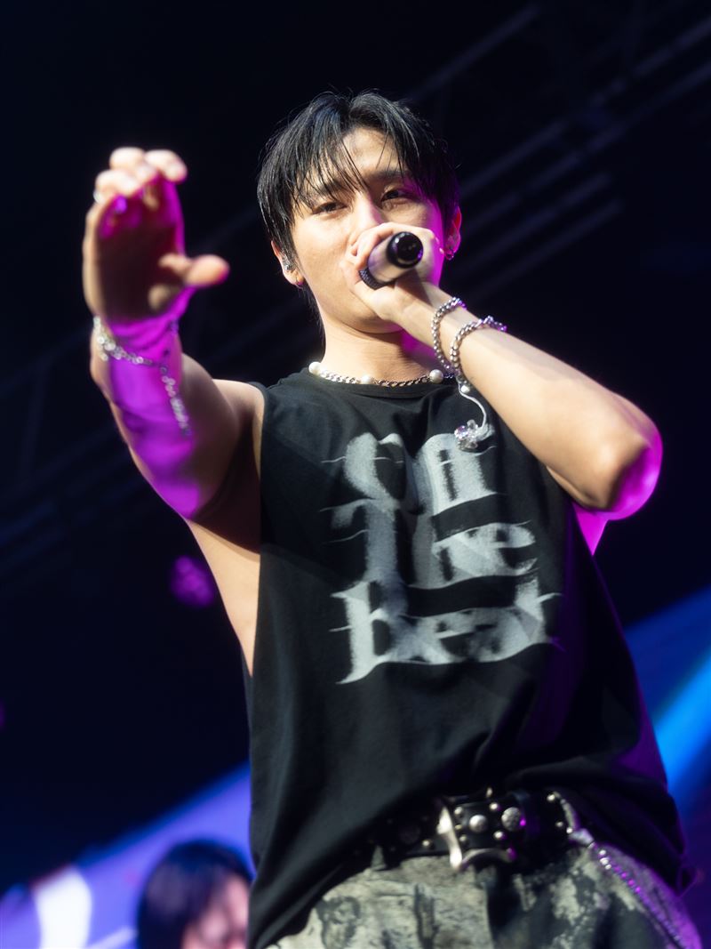 大咖男團成員將入伍！演唱會上剃頭爆意外　粉絲哭一半笑出來：被剪斷了