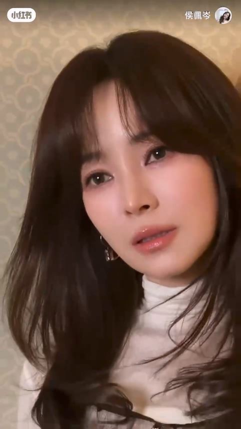 侯佩岑美貌進化挨酸回應了！下秒再出手…「五官變形」網全傻眼