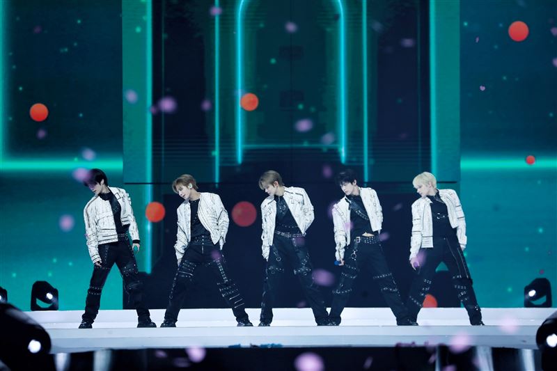 直擊/一開場就花車寵粉!TXT然竣中文告白「想你們」2.5萬粉全嗨了