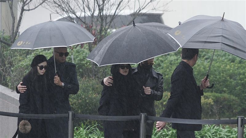 大S紀念雕像「雨天中揭幕」！衝中國熱搜第一　陸網悲：老天爺也在哭泣