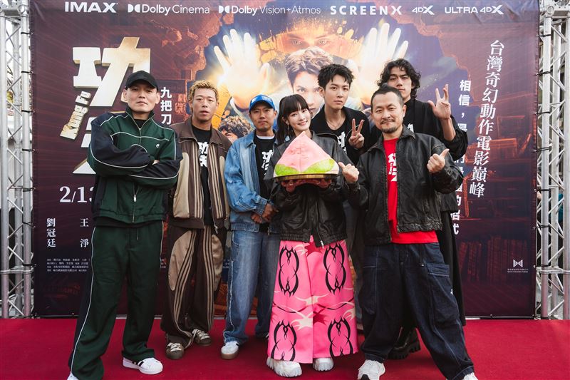 柯震東攜劇組現身台中！「逢甲夜市發紅包」掀暴動　地主玖壹壹也參戰