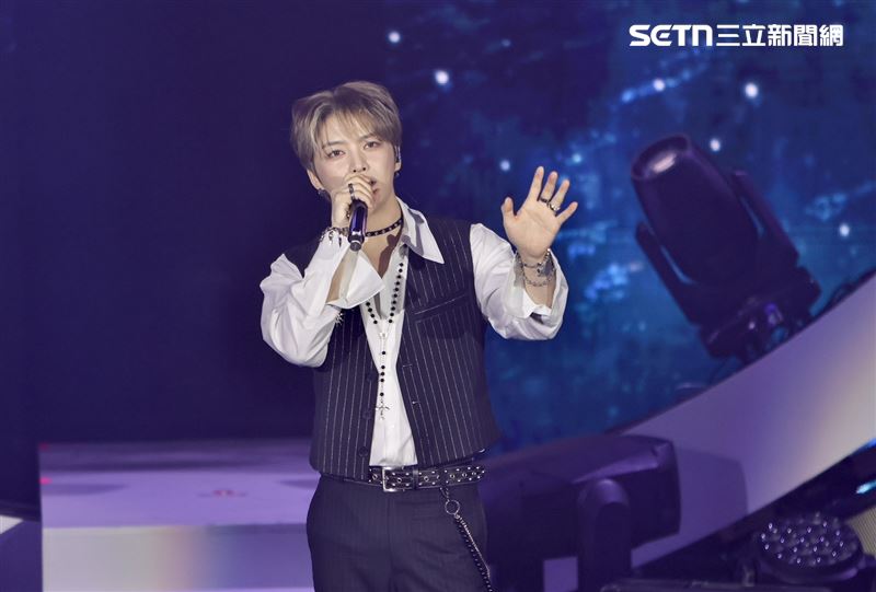 直擊／金在中開唱氣氛不對！他問「我做錯什麼嗎」　親走下台幫粉絲看病