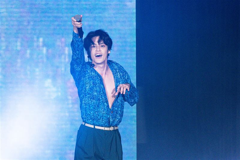 寒流來也沒在怕！宮野真守「深V露胸肌」　飛吻連發中文甜喊：你很可愛