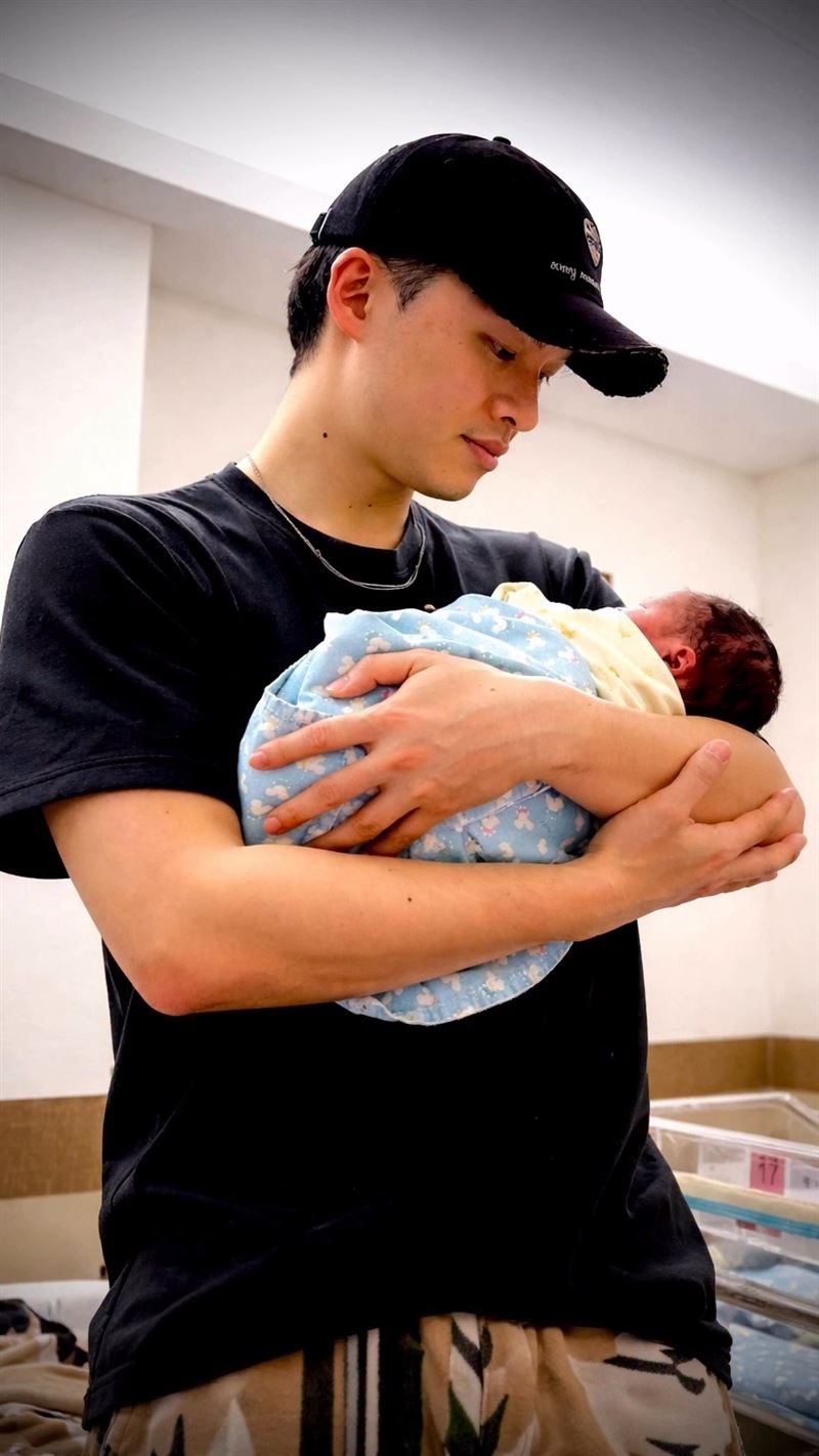 恭喜楊昇達當爸了！求子5年「圓夢迎愛女」告白若綺：老婆我愛你