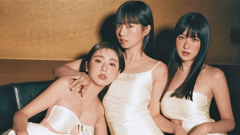 家族照神隱有詭／簡廷芮父PO合照「女婿大洗牌」　三姊妹合體唯獨他消失