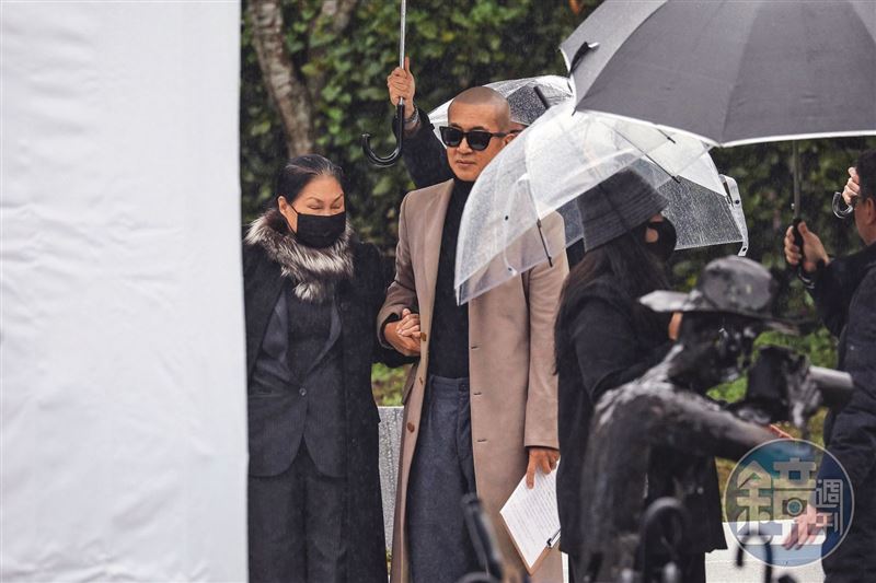 S媽護產／大S雕像前手挽手落淚　S媽找李靚蕾律師團防具俊曄爭遺產