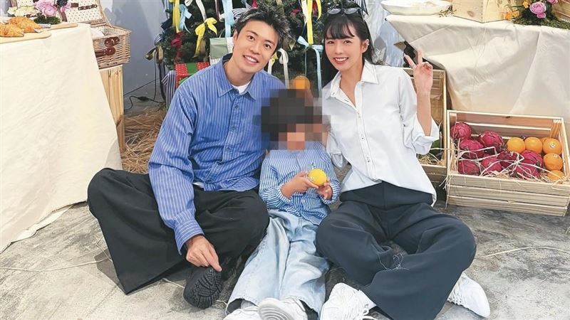 家族照神隱有詭！簡廷芮尪護妻原因曝　范姜彥豐轟「說謊姊妹組」引聯想