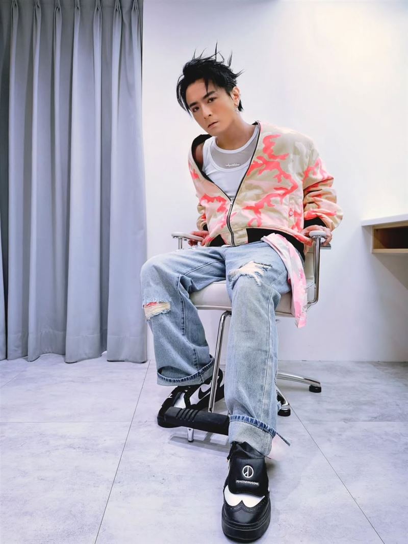 男星消失多年真相曝「舊照合體菲董」爆神級彩蛋！網嚇傻：比GD還早一步