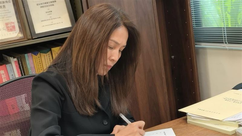 涉貪案遭漏夜偵訊！高金素梅任人攙扶　館長不忍揭她「私下真實面」